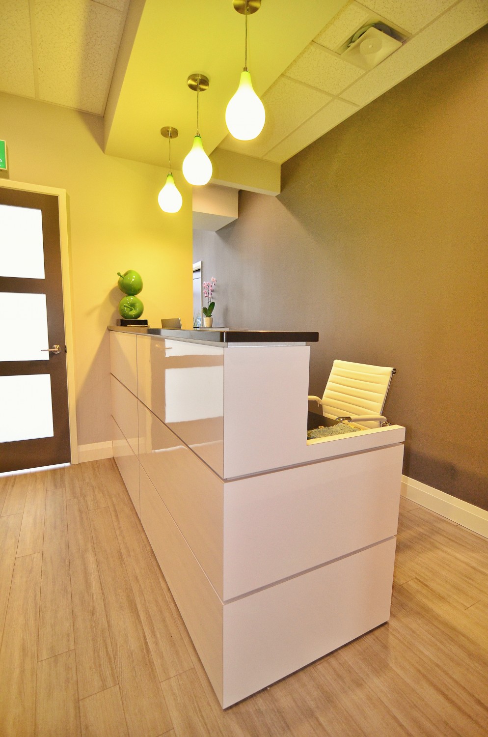 London Ontario Dentist Front Desk Mint Leaf Dental